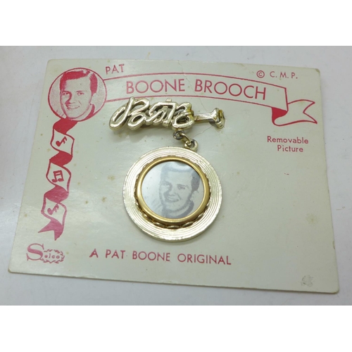 828 - Rock n Roll interest, Pat Boone 1950's/60's wallet, brooch and jewellery box
