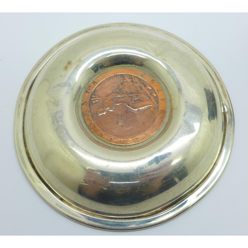 867 - A silver salt and a silver dish with centre cartwheel penny, total weight 90g