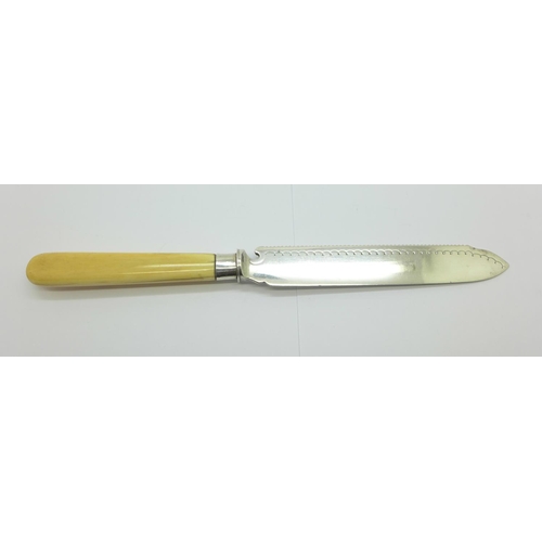 873 - A silver cake knife, Atkin Brothers, Sheffield 1904