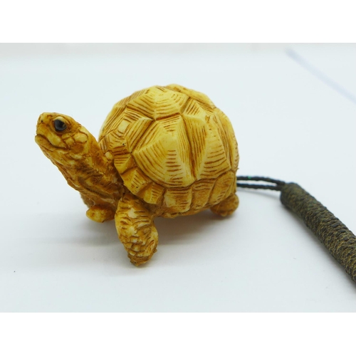 874 - A modern novelty tortoise netsuke