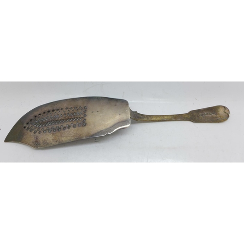 883 - A George IV silver fish slice, London 1824, 140g
