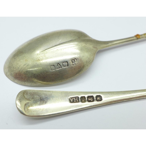 888 - A pair of silver sugar bows, a rat tail silver spoon and a silver mustard spoon, 38g
