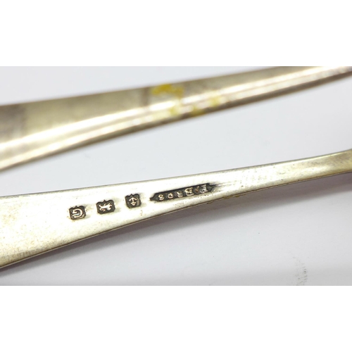 888 - A pair of silver sugar bows, a rat tail silver spoon and a silver mustard spoon, 38g