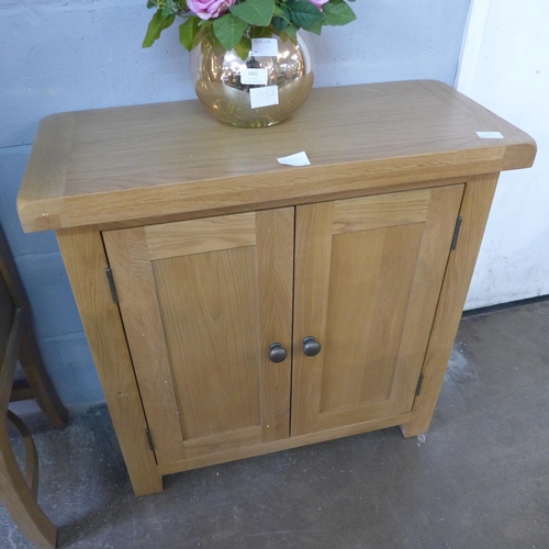 1551 - An oak two door cabinet   (ref 39)    * This lot is subject to VAT