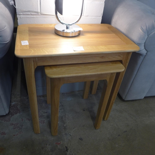 1576 - A oak nest of two tables   (ref 21)   * This lot is subject to VAT