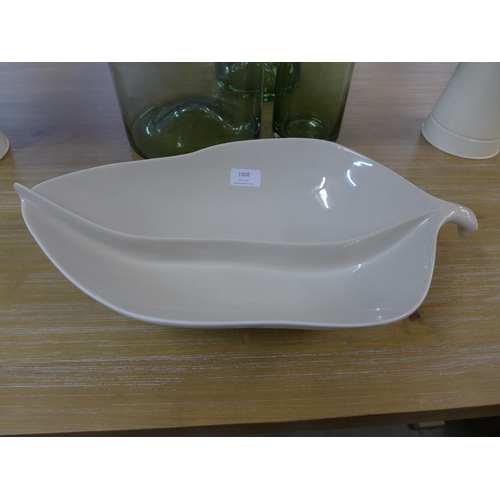 1388 - A two compartment glazed ceramic leaf bowl (5054P08)   #