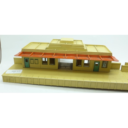 717 - A Hornby Dublo main station and platform with figures