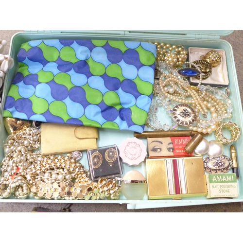 728 - An Estee Lauder box with vintage make up bags, compact, costume jewellery and a bead bag