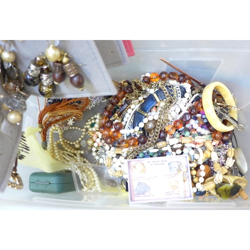 756 - Vintage and modern costume jewellery