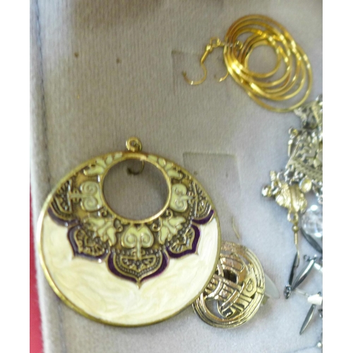 756 - Vintage and modern costume jewellery