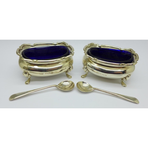 846 - A pair of silver salts and spoons in a fitted case, Walker & Hall, 110g