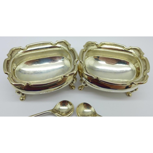 846 - A pair of silver salts and spoons in a fitted case, Walker & Hall, 110g