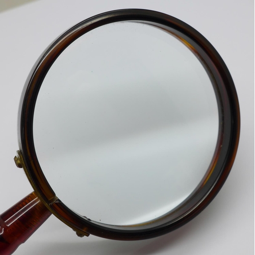 860 - A Bakelite magnifying glass