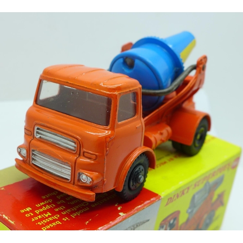 882 - A Dinky Supertoys Concrete Mixer, 960, boxed