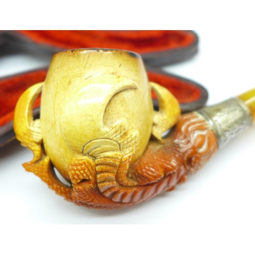 901 - A Meerschaum pipe, the silver mount hallmarked Birmingham 1901, in a fitted case marked Blackman, Le... 