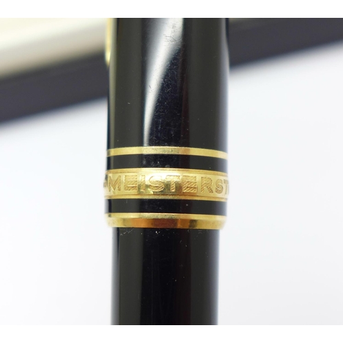 905 - A Mont Blanc Meisterstuck fountain pen, with 14ct gold nib, DD2542988, boxed with service guide