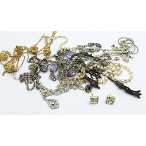 916 - Costume jewellery including a silver brooch and a heart necklace