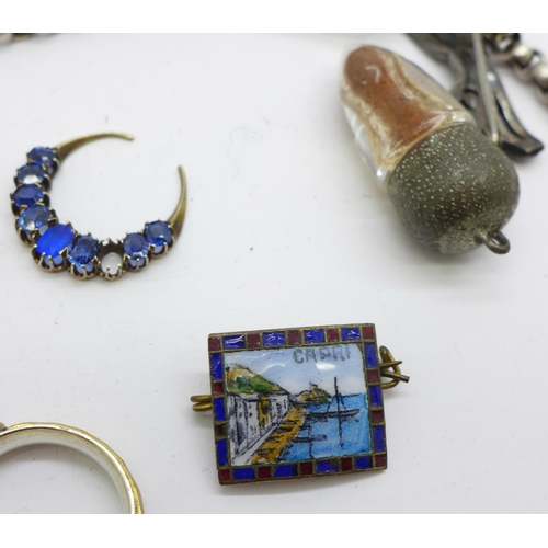 918 - Jewellery including a Victorian silver Malmesbury Abbey brooch, lacking hook, an enamel Capri brooch... 