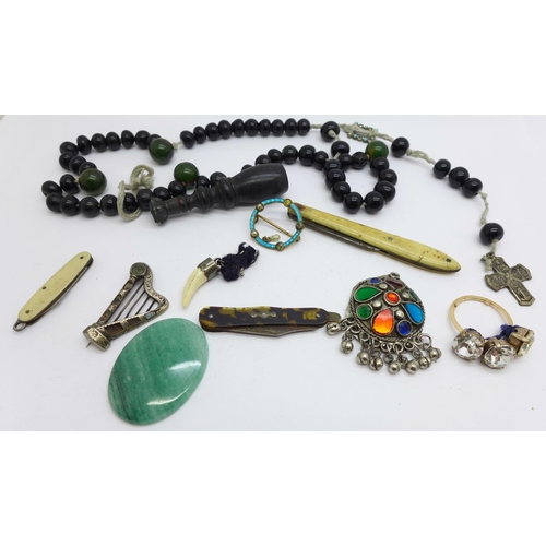 920 - A seal set with bloodstone, beads, three pocket knives, etc., a/f