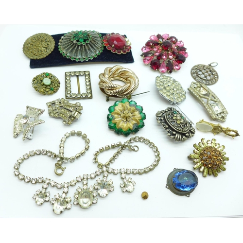 923 - Costume brooches, clips, etc., some a/f