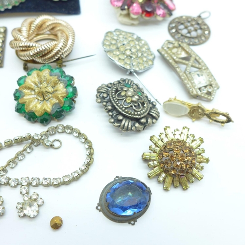 923 - Costume brooches, clips, etc., some a/f