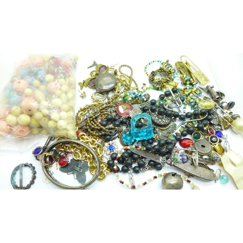 927 - Costume jewellery, etc., including beads for re-stringing