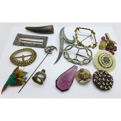 928 - Vintage jewellery and buckles