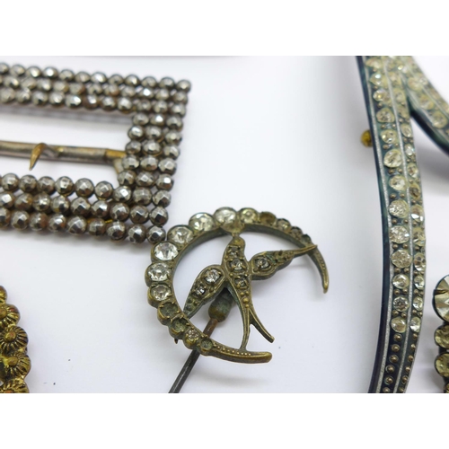 928 - Vintage jewellery and buckles