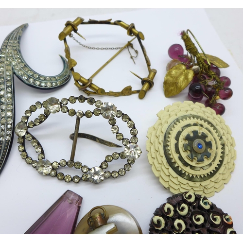 928 - Vintage jewellery and buckles