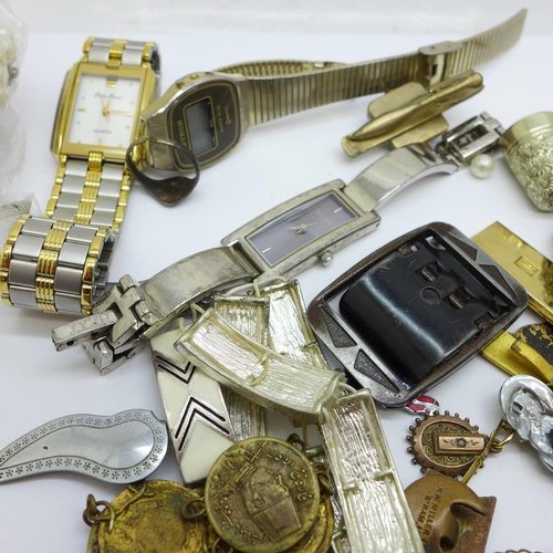 946 - A 9ct gold locket and chain, 2g, lady's wristwatches and other mixed jewellery, tie clips and a thim... 