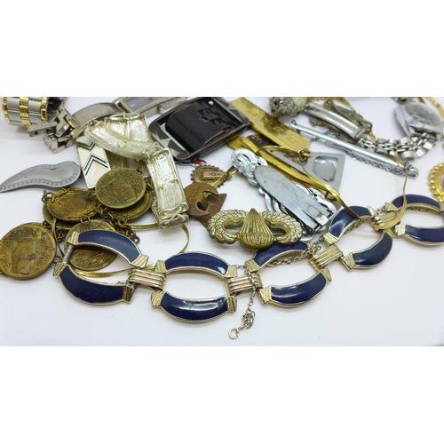 946 - A 9ct gold locket and chain, 2g, lady's wristwatches and other mixed jewellery, tie clips and a thim... 