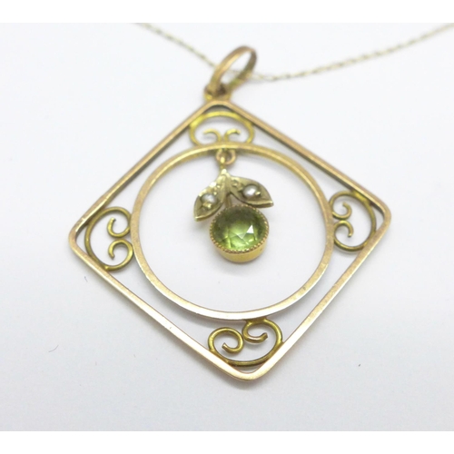 973 - A 9ct gold, pearl and peridot pendant and chain, 1.8g