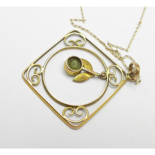 973 - A 9ct gold, pearl and peridot pendant and chain, 1.8g