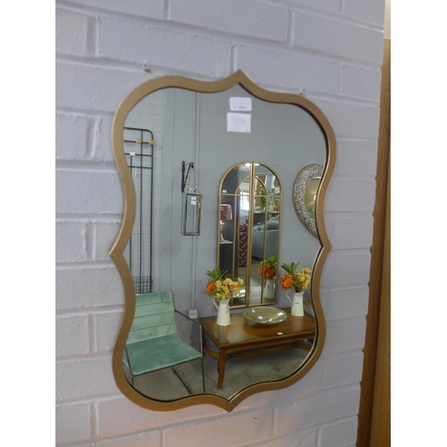 1525 - A gilt curved wall mirror (197117)   #