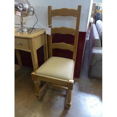 1553 - An oak ladderback chair