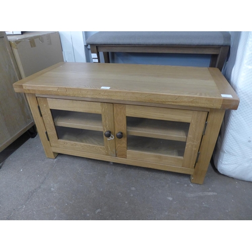 1606 - An oak TV stand   * This lot is subject to VAT