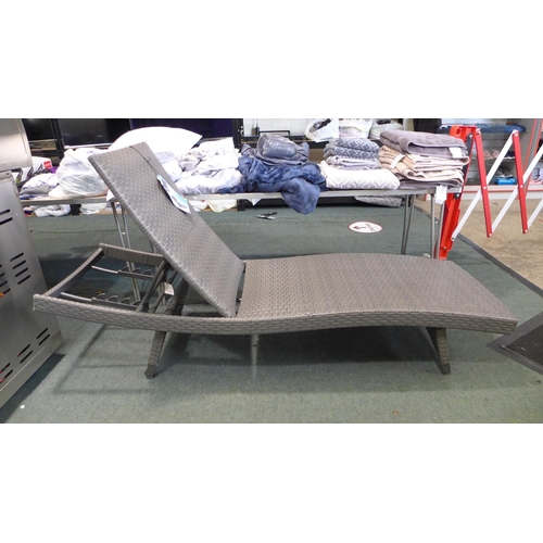 3352 - A Palm Aire Woven sun lounger, Rrp £128.99 + Vat   (195-118) * This Lot Is Subject To Vat