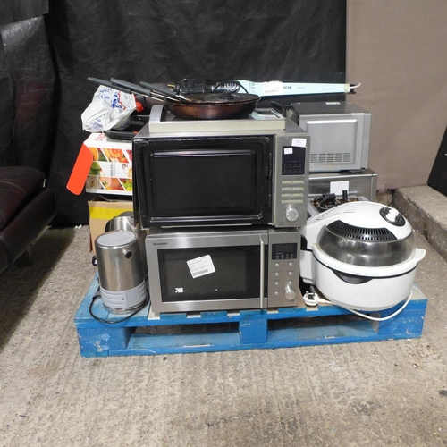 3421 - A pallet of miscellaneous scrap items including damaged sofa and two swivel chairs   * This lot is s... 