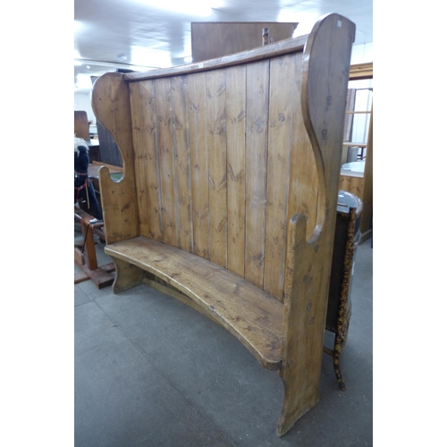 192 - A 19th Century style pine bacon settle