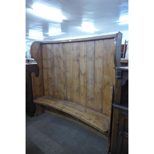 192 - A 19th Century style pine bacon settle