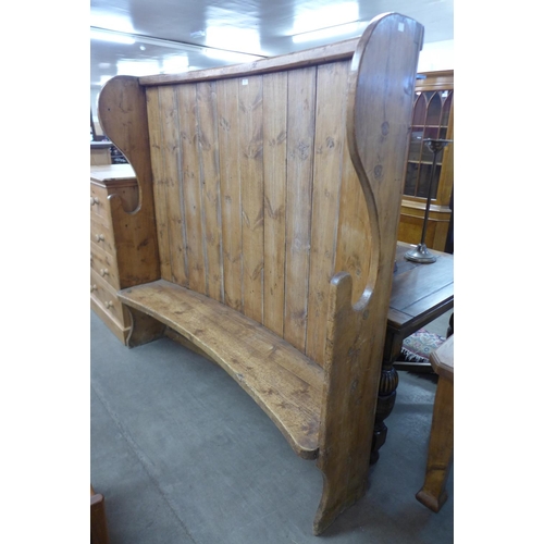 192 - A 19th Century style pine bacon settle