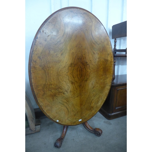 208 - A Victorian walnut oval tilt top breakfast table