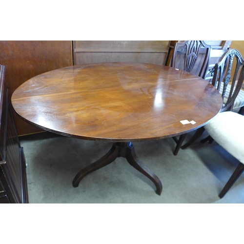 229 - A George IV maghogany oval loo table