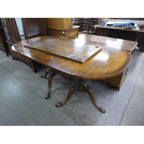 269 - A Regency style mahogany pedestal dining table