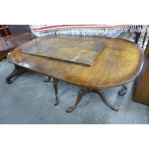 269 - A Regency style mahogany pedestal dining table