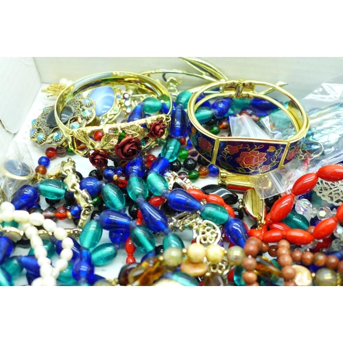 681 - Bead necklaces and other costume jewellery