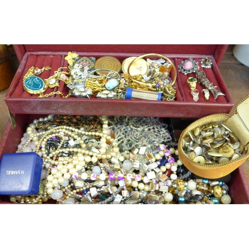 685 - A jewellery box and costume jewellery