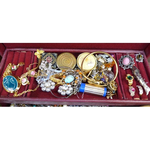 685 - A jewellery box and costume jewellery