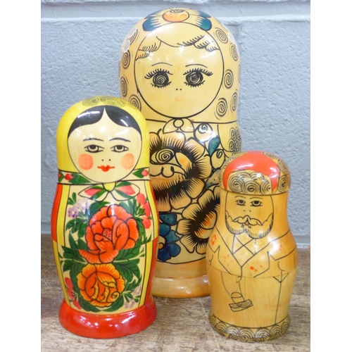 825 - Three Russian dolls