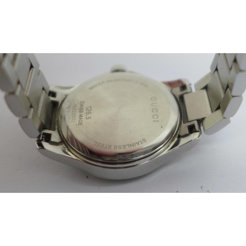 853 - A lady's stainless steel Gucci wristwatch with pearlescent dial, with box